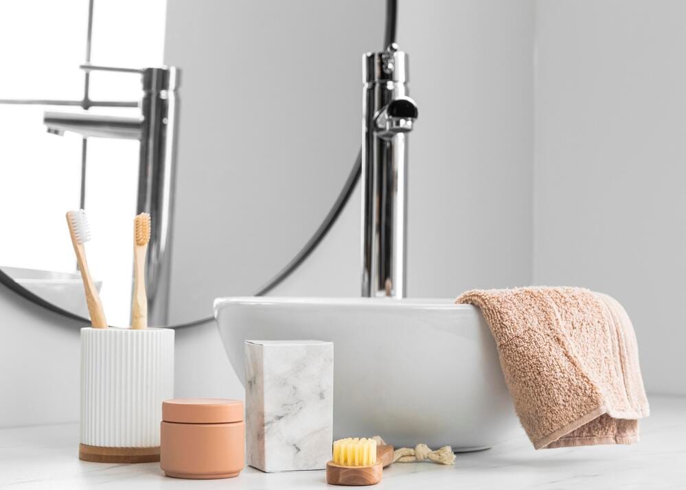 vooraanzicht-eco-cosmetica-concept duurzame badkamer, badkamer duurzameaccessoires