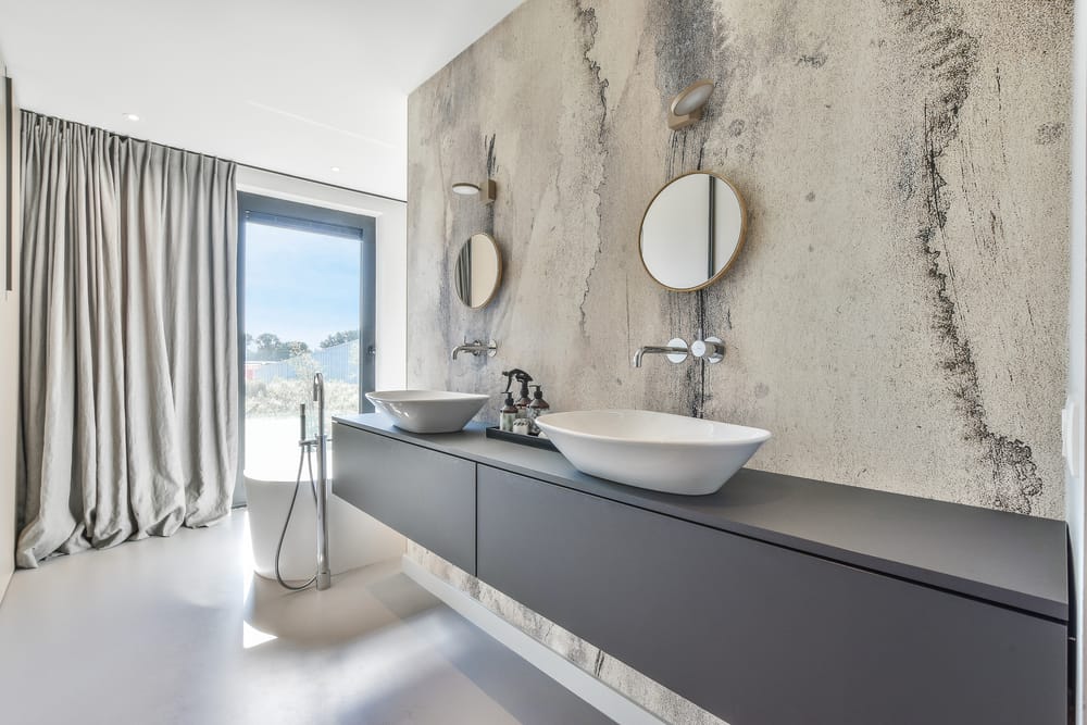 De badkamer van een modern appartement met marmeren muren. Persoonlijke touches toegevoegd