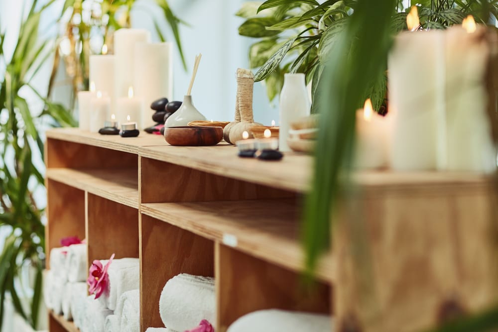 De perfecte setting voor rust. Shot van de binnenkant van een prachtige badkamer. Feng shui in de badkamer